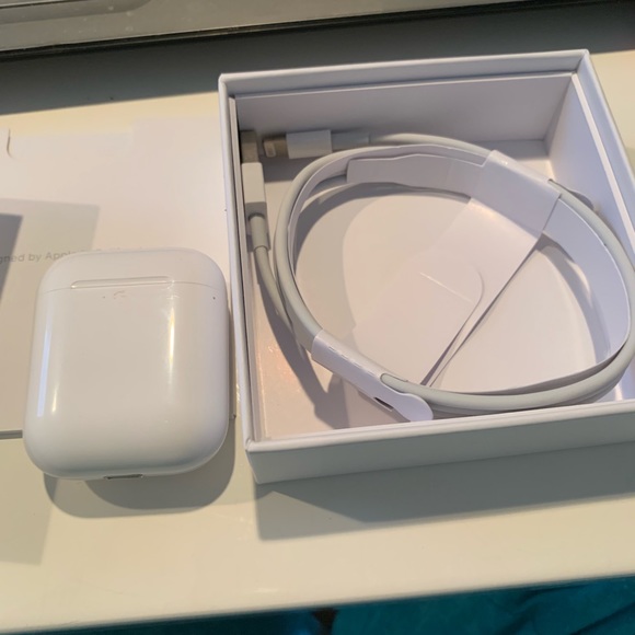 Airpods New condition - Picture 2 of 5